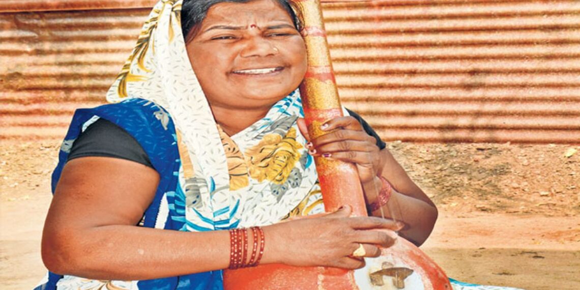 बेघर झालेल्या गायिका कडूबाई खरात यांनी मिळाले हक्काचे घर