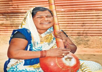 बेघर झालेल्या गायिका कडूबाई खरात यांनी मिळाले हक्काचे घर