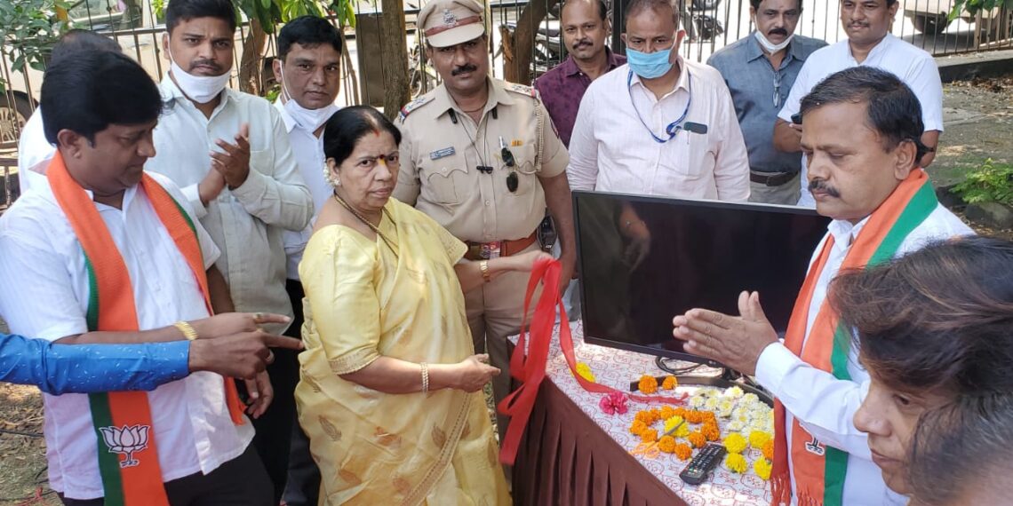 आमदार सौ. मंदाताई म्हात्रे यांच्या आमदार निधीमधून उभारलेल्या सानपाडा येथील सी.सी.टीव्ही कॅमेऱ्याचा शुभारंभ उत्साहात