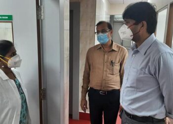 वाशी सार्वजनिक रुग्णालयाला अचानक भेट देत आयुक्तांनी केली वैद्यकीय सेवांची पाहणी