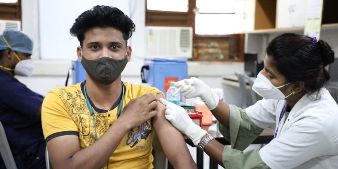 मिशन युवा स्वास्थ्य मोहिमेअंतर्गत १३८९ विद्यार्थ्यांचे कोव्हीड लसीकरण