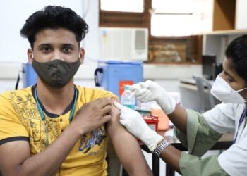 मिशन युवा स्वास्थ्य मोहिमेअंतर्गत १३८९ विद्यार्थ्यांचे कोव्हीड लसीकरण