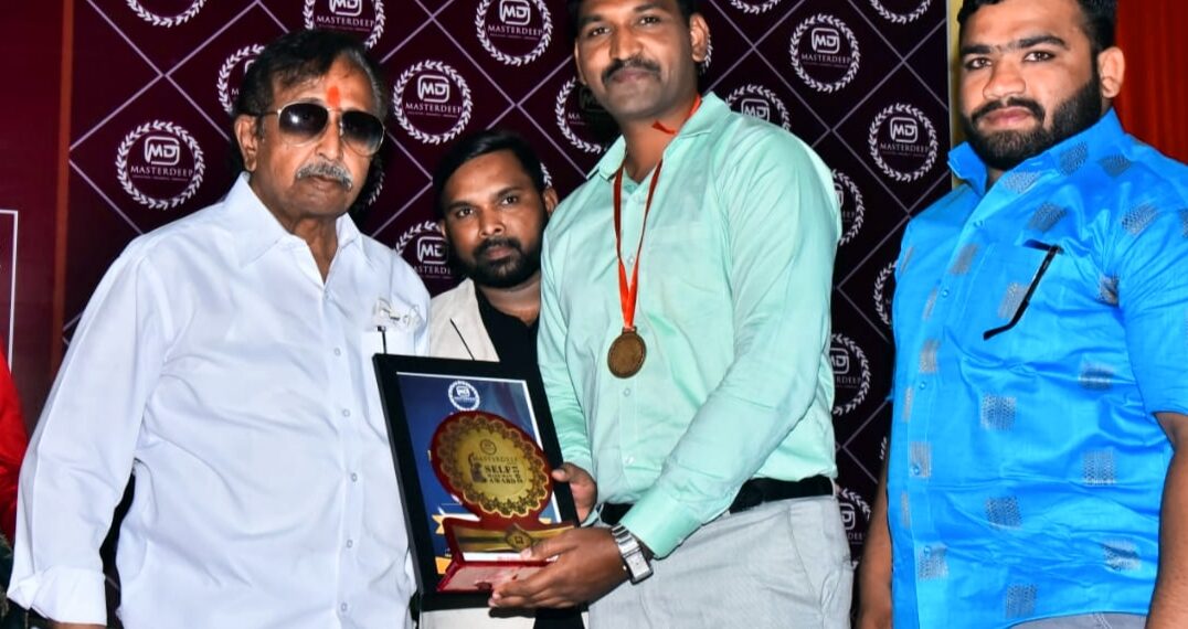 मास्टरदीप शैक्षणिक संस्थेकडून हवालदार इकबाल शेख यांचा सन्मान