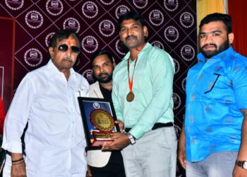 मास्टरदीप शैक्षणिक संस्थेकडून हवालदार इकबाल शेख यांचा सन्मान