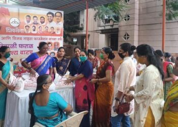 शिवसेना शाखाप्रमुख विशाल विचारेंच्या हस्ते दिवाळी फराळाचे वाटप