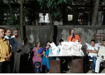 शिवसेना प्रभाग क्र ९६ व ९७  तर्फे ४००० नागरिकांना घरोघरी दिवाळी साहित्य वाटप