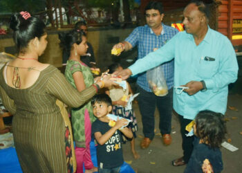 घाटकोपरमध्ये खाद्य वस्तू वाटप करत वाढदिवस साजरा 