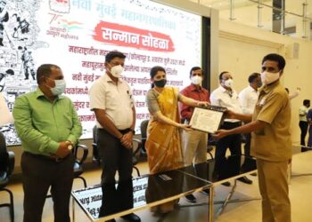 अतिवृष्टीनंतरच्या मदतकार्यातील नमुंमपा अधिकारी, कर्मचारी, स्वच्छतामित्रांचा मुख्यालयात विशेष सन्मान