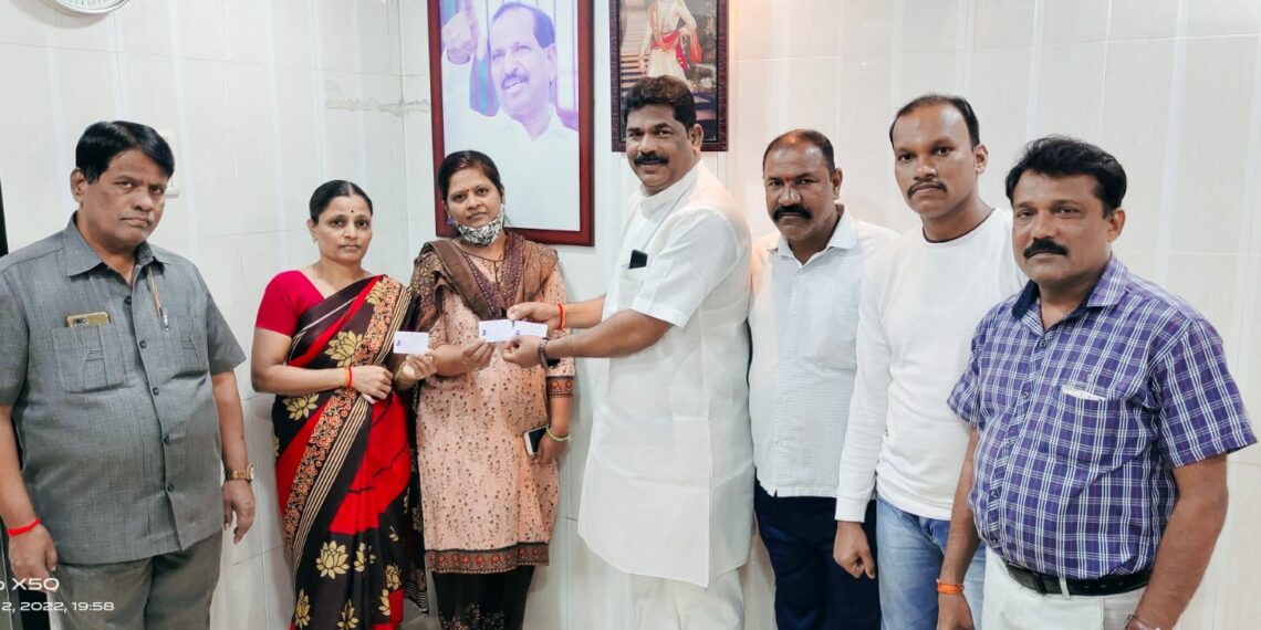 भाजपतर्फे ई श्रम कार्ड वाटप