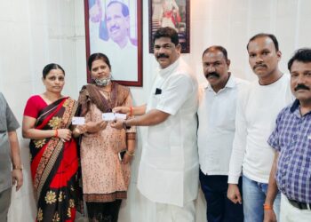 भाजपतर्फे ई श्रम कार्ड वाटप