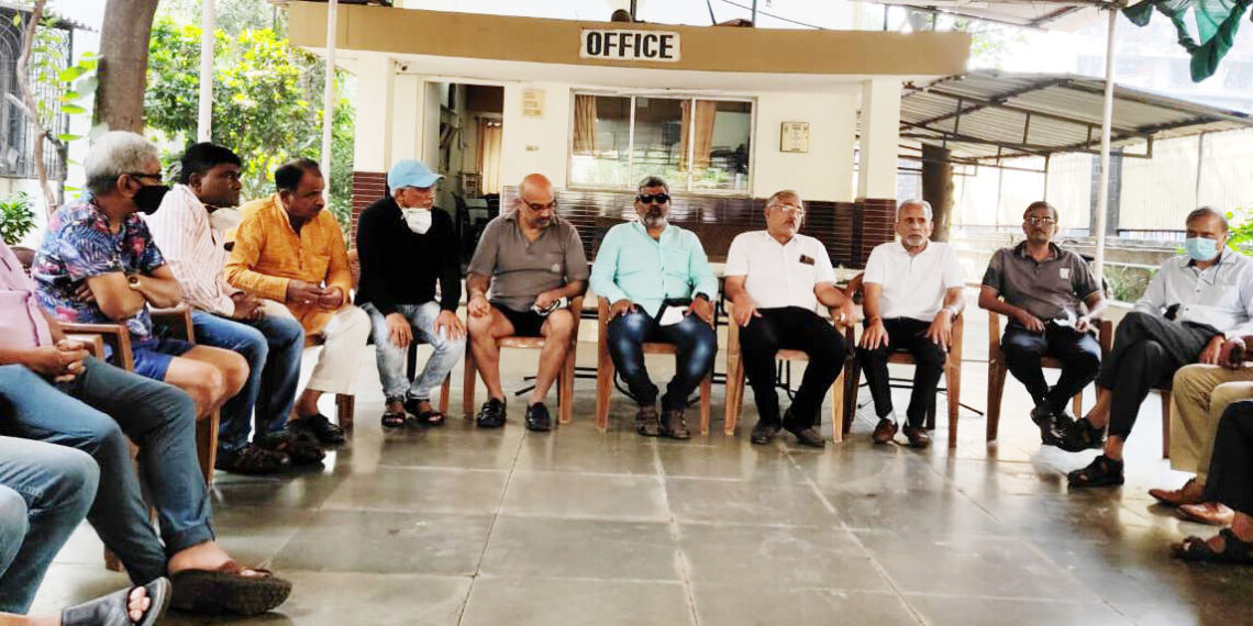 महापालिका मुख्यालयासमोर कचरा टाकण्याचा रहीवाशांचा इशारा