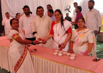 महाशिवरात्रीनिमित्त श्री शंकर मंदीरात अल्पोपहार,फळे व पाणी वाटप