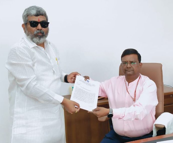  पीएफच्या कामासाठी येणाऱ्या कर्मचाऱ्यांच्या समस्यांचे निवारण न झाल्यास ठिय्या आंदोलन : रविंद्र सावंत