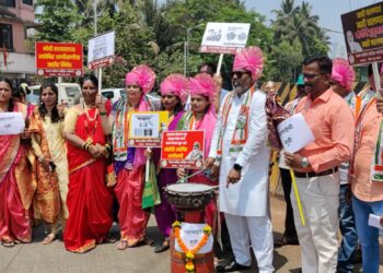 नेरूळ काँग्रेसने महागाईची गुढी उभारत केला इंधन दरवाढीचा निषेध