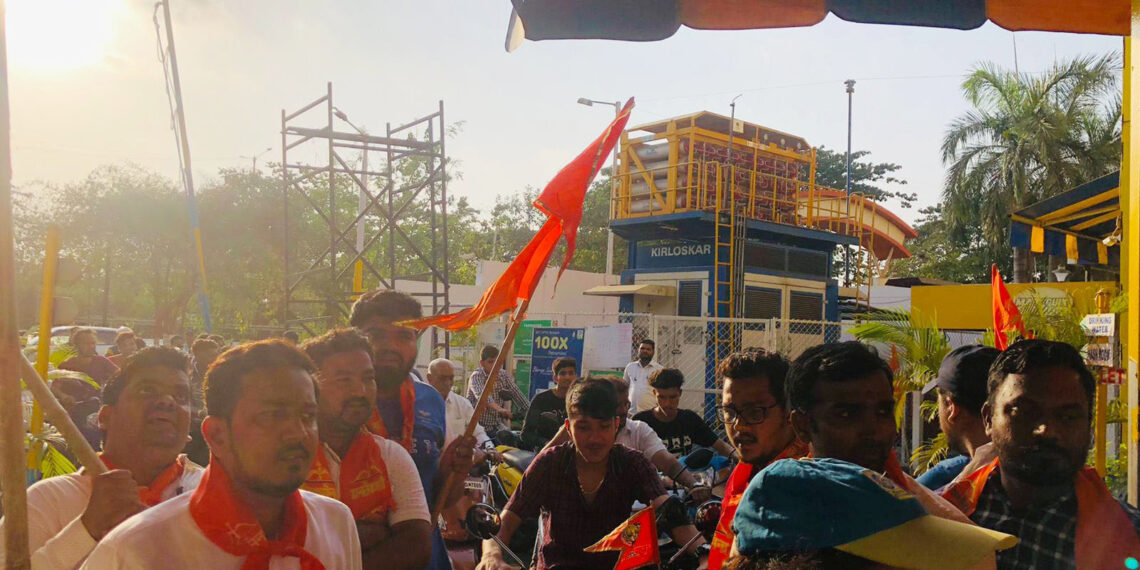 युवा सेनेकडून दुचाकीस्वारांना मोफत इंधन वाटप