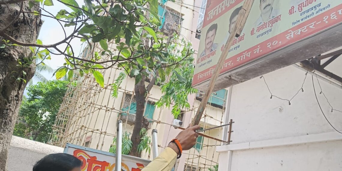 शिवसैनिकांचा उद्रेक, नेरूळमध्ये शिवसेना फलकावरील एकनाथ शिंदेंच्या फोटोला काळे फासले