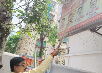 शिवसैनिकांचा उद्रेक, नेरूळमध्ये शिवसेना फलकावरील एकनाथ शिंदेंच्या फोटोला काळे फासले