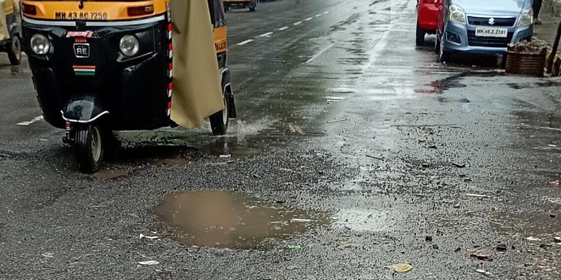 नेरूळ सेक्टर १० मधील वृंदावन सोसायटीसमोरील रस्त्यावरील खड्डे बुजविण्याची राष्ट्रवादीची मागणी