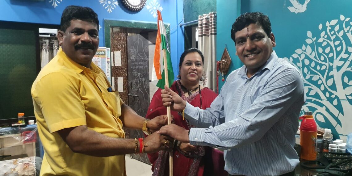नेरूळ प्रभाग-९६ मध्ये समाजसेवक गणेश भगत यांच्याकडून घरोघरी राष्ट्रध्वजाचे वितरण