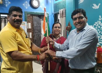 नेरूळ प्रभाग-९६ मध्ये समाजसेवक गणेश भगत यांच्याकडून घरोघरी राष्ट्रध्वजाचे वितरण