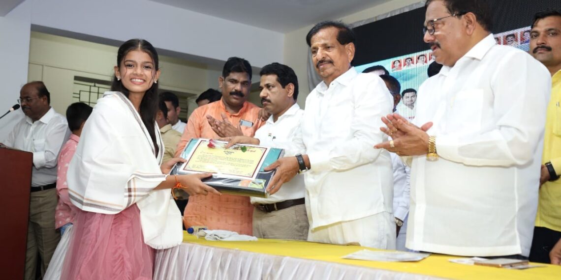 नेरुळ गावात प्रभाग ३५ मधील गुणवंत विद्यार्थ्यांचा सत्कार