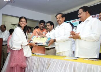 नेरुळ गावात प्रभाग ३५ मधील गुणवंत विद्यार्थ्यांचा सत्कार