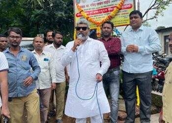 तुर्भे बसडेपोच्या प्रवेशद्वारावर महाराष्ट्र कर्मचारी युनियनच्या नामफलकाचे उद्घाटन