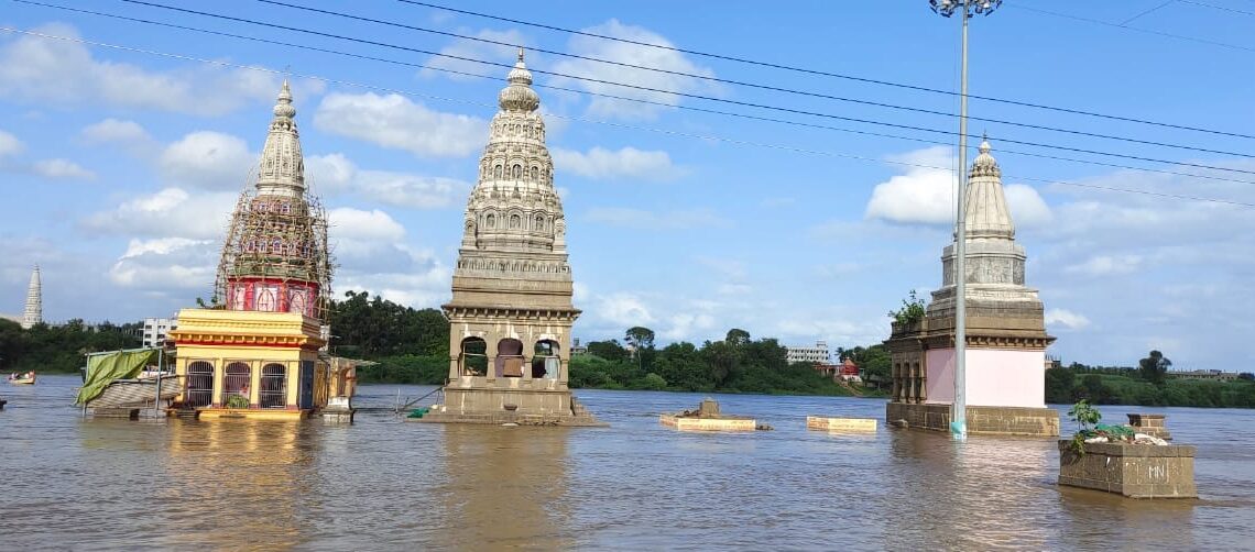 उजनी धरण शंभर टक्के : भीमा नदीला पूर : पंढरीचा दगडी पुल पाण्याखाली !