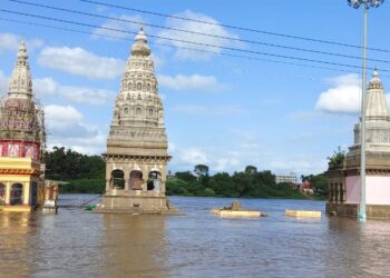 उजनी धरण शंभर टक्के : भीमा नदीला पूर : पंढरीचा दगडी पुल पाण्याखाली !