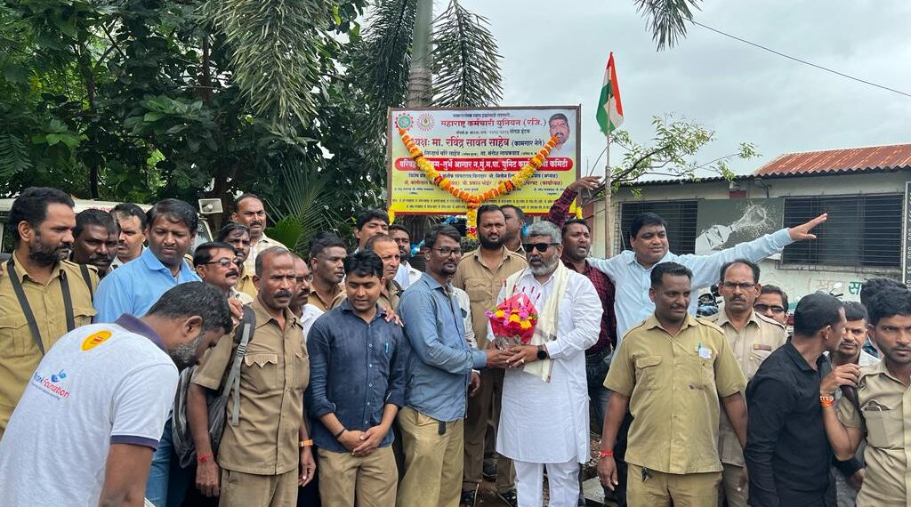 तुर्भे बसडेपोच्या प्रवेशद्वारावर महाराष्ट्र कर्मचारी युनियनच्या नामफलकाचे उद्घाटन