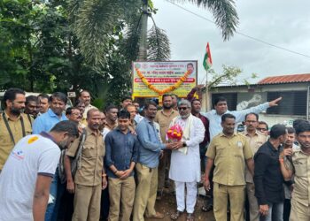 तुर्भे बसडेपोच्या प्रवेशद्वारावर महाराष्ट्र कर्मचारी युनियनच्या नामफलकाचे उद्घाटन