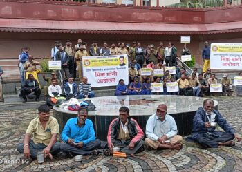 वेतनासाठी उद्यान विभागातील कर्मचाऱ्यांचे भीक मांगो आंदोलन