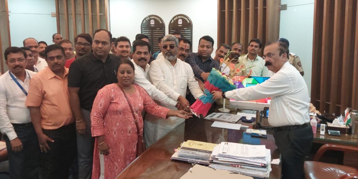 महापालिकेच्या कर्मचारी अधिकाऱ्यांच्या समस्या सोडवा : रविंद्र सावंत