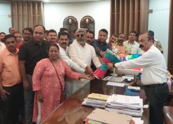 महापालिकेच्या कर्मचारी अधिकाऱ्यांच्या समस्या सोडवा : रविंद्र सावंत