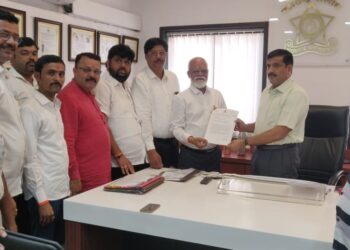 शिंदे गटाचा शिवसेना शाखांवर बेकायदेशीर ताबा असल्याचा दावा करत ठाकरे गटांची पोलिसांत धाव