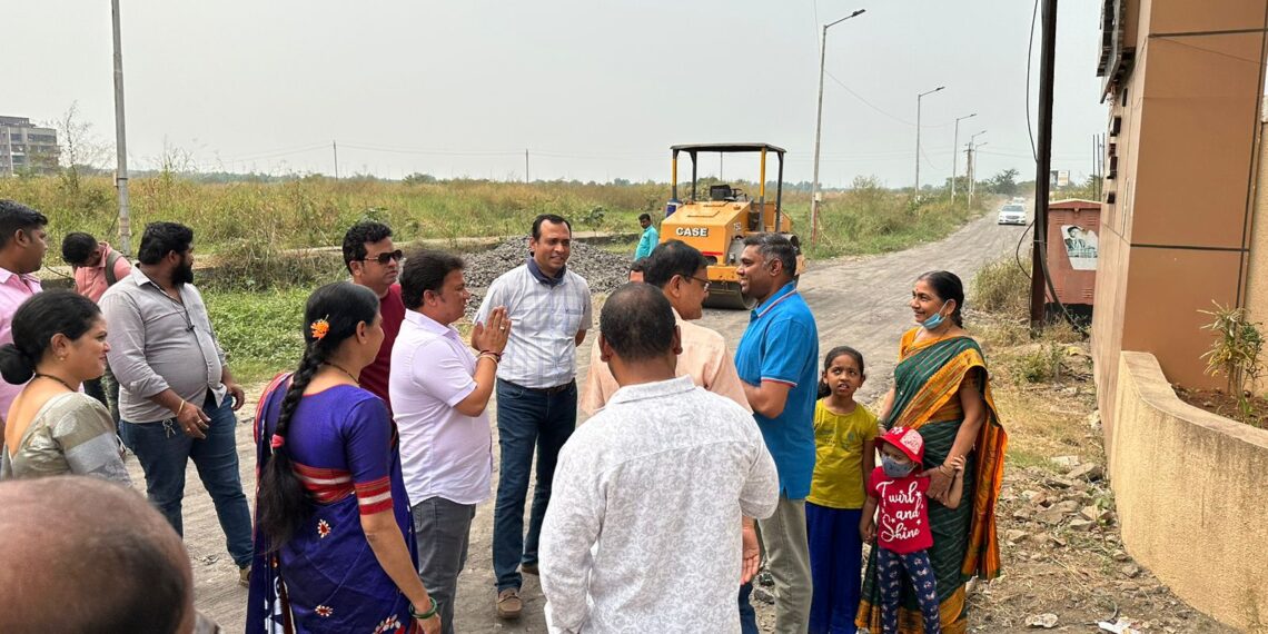 शेकापच्या पाठपुराव्याने साईनगर- कर्नाळा स्पोर्ट्स जोडणाऱ्या रस्त्याच्या डांबरीकरणाचे काम सुरू