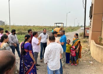 शेकापच्या पाठपुराव्याने साईनगर- कर्नाळा स्पोर्ट्स जोडणाऱ्या रस्त्याच्या डांबरीकरणाचे काम सुरू