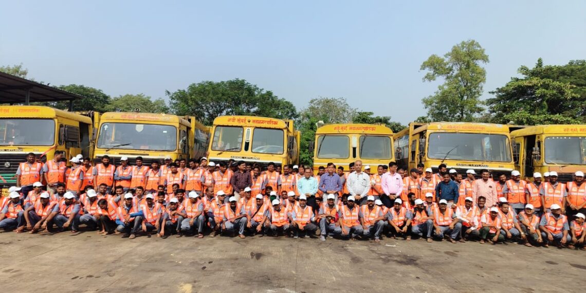 स्वच्छताकर्मींच्या आकर्षक जॅकेट्सद्वारे ओलू – सुकू कचरा वर्गीकरणाचा प्रसार