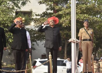 विभागीय आयुक्त  डॉ. महेंद्र कल्याणकर यांच्या हस्ते ध्वजारोहण संपन्न