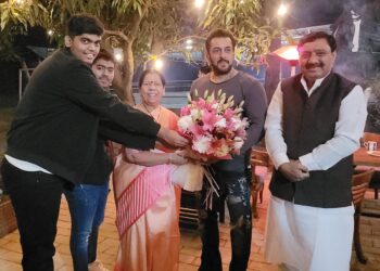 भेट दोघा असामान्यांची