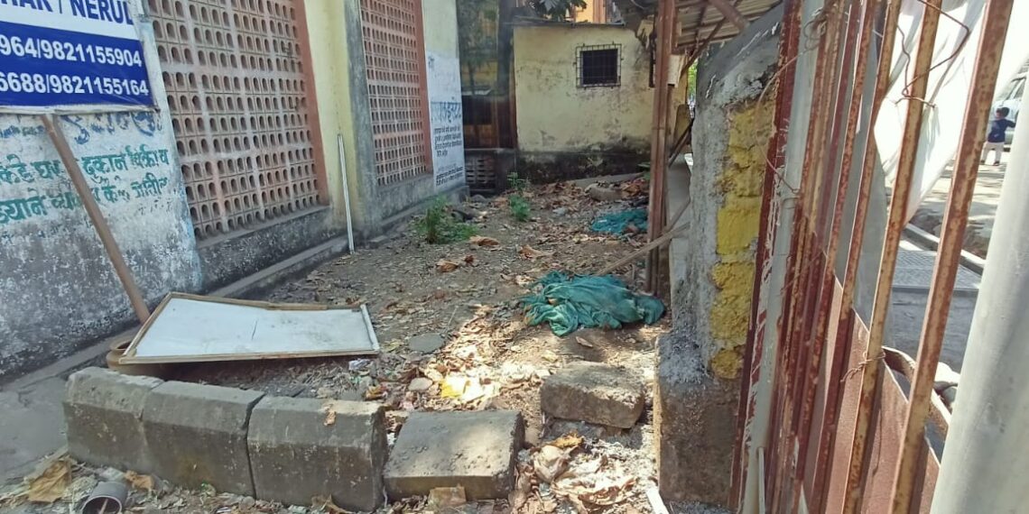 जुईनगर सेक्टर २४ मधील ओंकार सोसायटीलगतच्या विद्युत उपकेंद्र आवाराची सफाई करा : रविंद्र सावंत