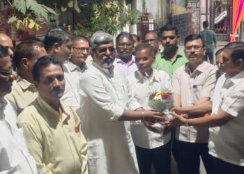 रविंद्र सावंत यांच्या प्रयत्नांमुळे गृहनिर्माण सोसायट्यांसमोरील अंधार संपुष्ठात