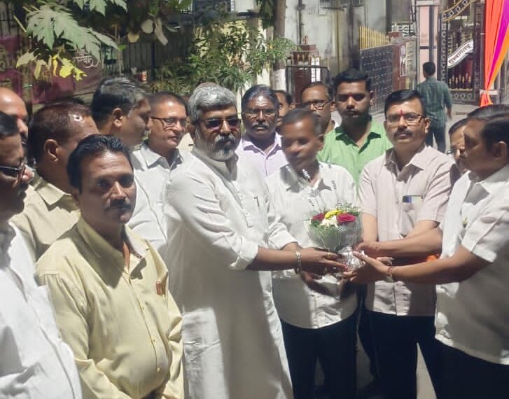 रविंद्र सावंत यांच्या प्रयत्नांमुळे गृहनिर्माण सोसायट्यांसमोरील अंधार संपुष्ठात