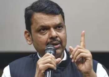 शेतकऱ्यांच्या विषयावर राजकारण करू नका : देवेंद्र फडणवीस