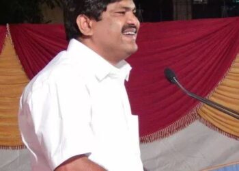 रस्त्यावरील अर्धवट खड्डे बुजवा : भरत जाधव