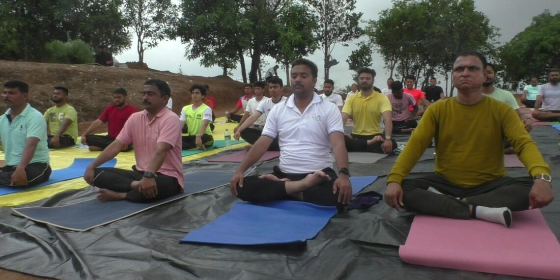 निसर्गाच्या सानिध्यात आमदार प्रशांत ठाकूर यांच्यासमवेत योग दिन उत्साहात साजरा 
