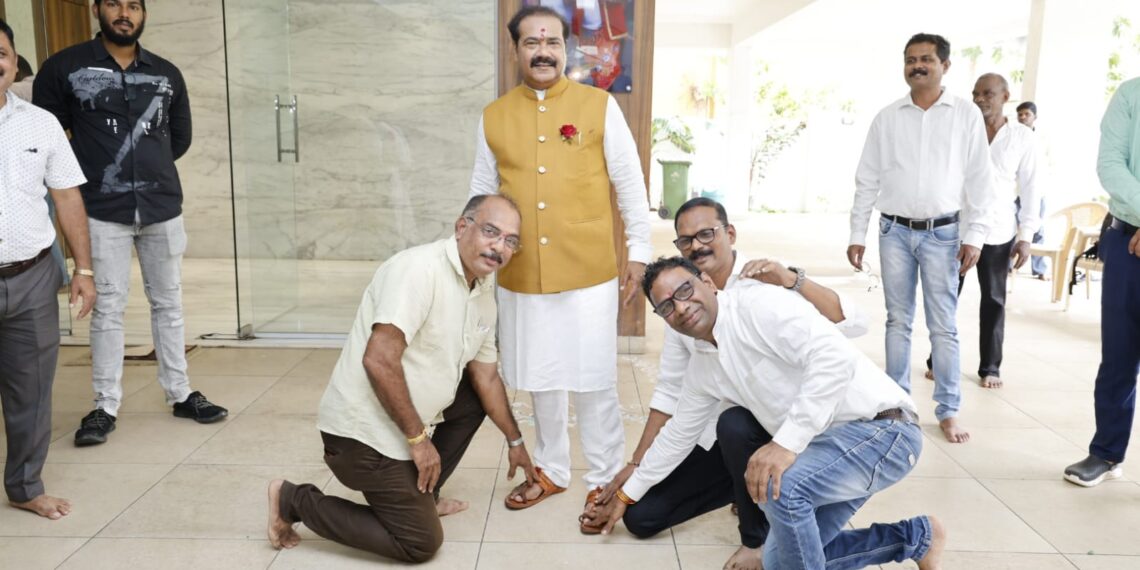 महेंद्रशेठ घरत यांच्या शिष्यांनी केली  गुरुपौर्णिमा साजरी