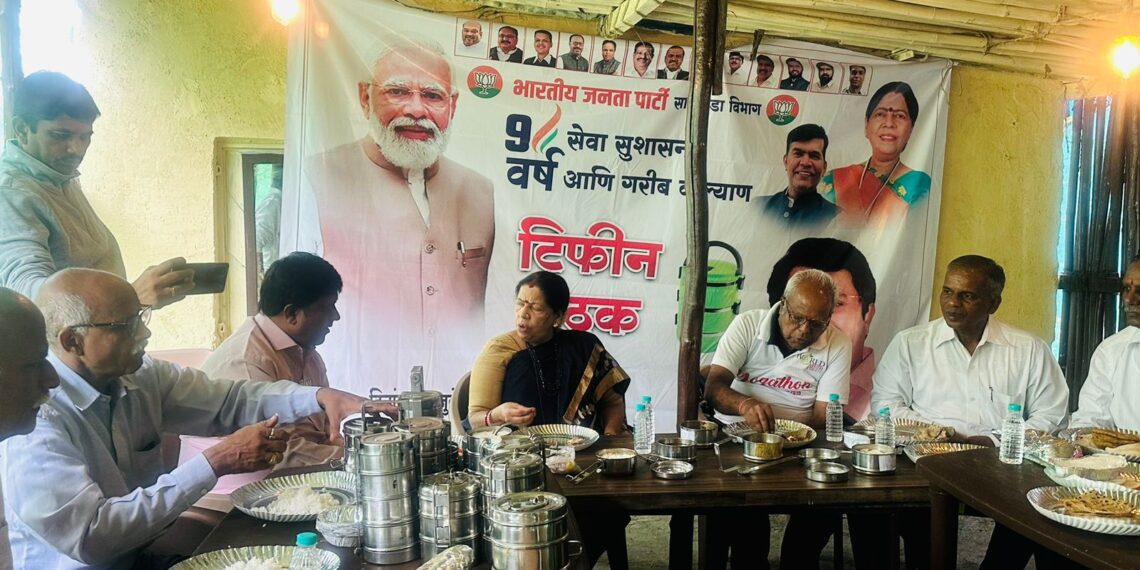 आमदार सौ. मंदाताई म्हात्रे यांच्या नेतृत्वात विविध ठिकाणी टिफिन बैठक उत्साहात