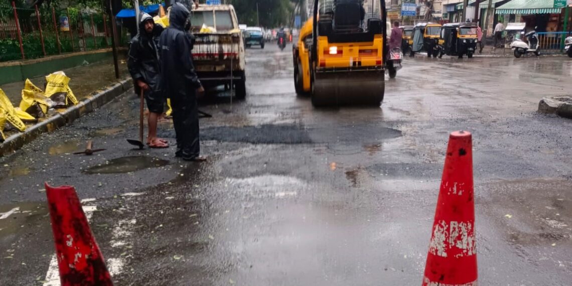 पावसाळी परिस्थितीवर आयुक्त राजेश नार्वेकर यांचे बारकाईने लक्ष