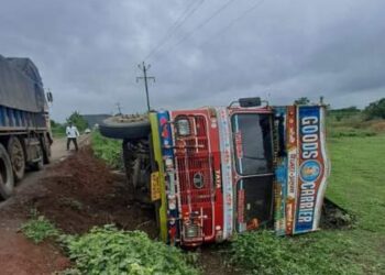लोणी ते मंचर रस्त्यावर सिमेंट गोणी घेऊन जाणारा ट्रक पलटी